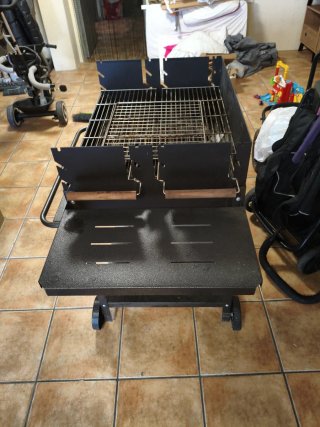 Barbacoa metálica Leroy con madera
