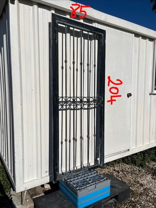 Puerta reja negra