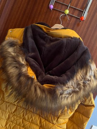 Abrigo Zara Mostaza Capucha y Pelo