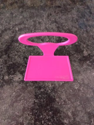 Soporte para móvil junto a cargador