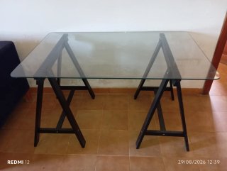 Mesa cristal negra patas de madera