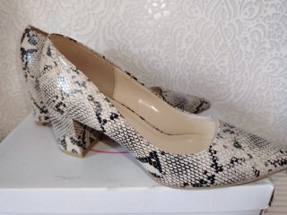 Zapatos tacón bloqueo beige y negro