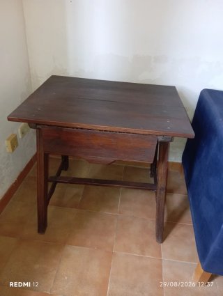 Mesa de madera rústica