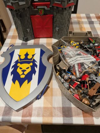 Lote Castillo Medieval Playmobil y 32 muñecos