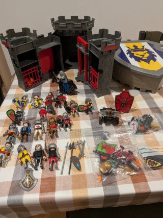Lote Castillo Medieval Playmobil y 32 muñecos