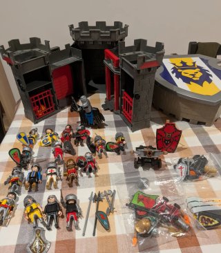 Lote Castillo Medieval Playmobil y 32 muñecos