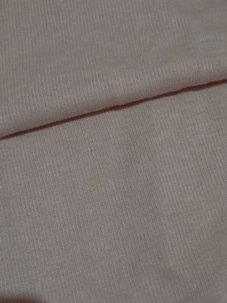 Camisa rosa con cuello blanco