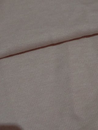 Camisa rosa con cuello blanco