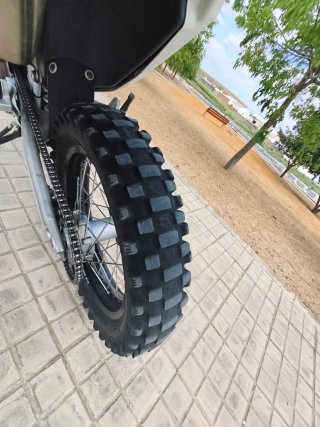 Husqvarna 701 Enduro averiada