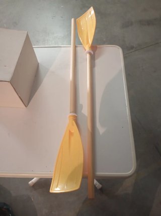 Remos de plástico y madera para barca