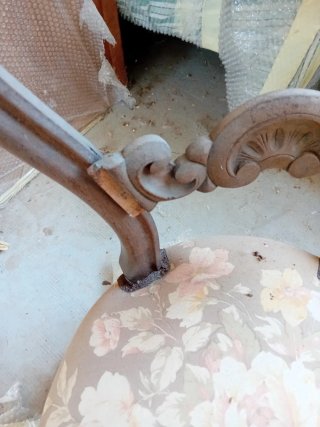 Silla de caoba con tapizado floral