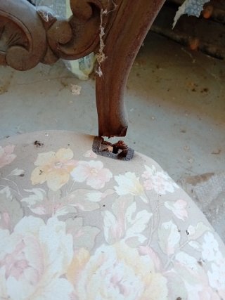 Silla de caoba con tapizado floral