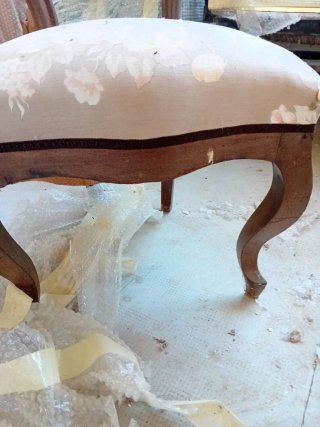 Silla de caoba con tapizado floral