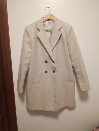 Abrigo beige doble botonadura
