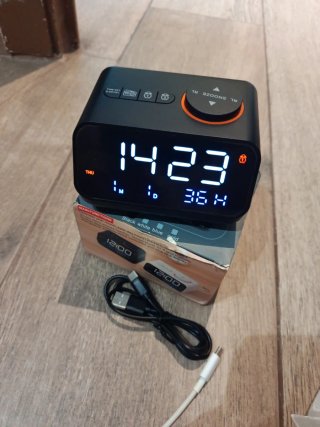 Reloj despertador digital con radio