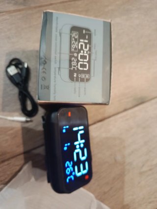 Reloj despertador digital con radio