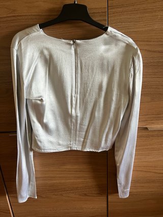 Blusa satinada Zara plateada
