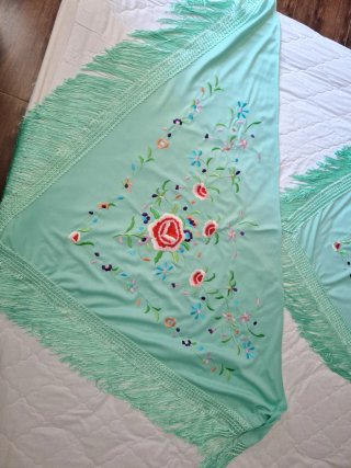 2 Mantoncillos flamencos bordados