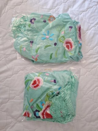 2 Mantoncillos flamencos bordados