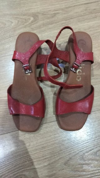 Sandalias de piel rojas