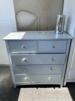 Cómoda gris de madera y metal