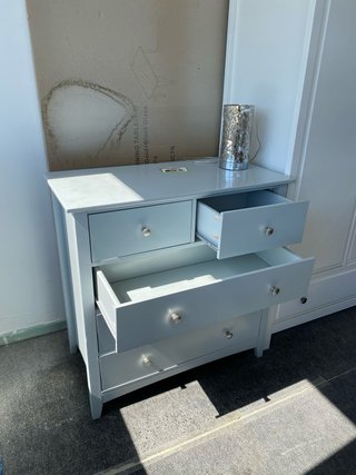 Cómoda gris de madera y metal