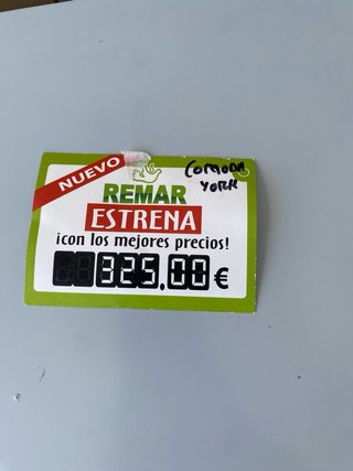 Cómoda gris de madera y metal