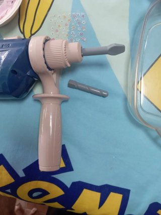 Taladro de juguete azul y beige