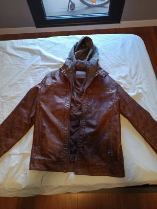 Chaqueta de cuero con capucha
