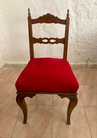 Silla antigua madera tapizada roja