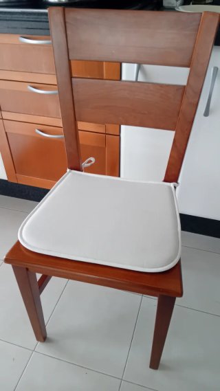 Comedor Madera: mesa 140x80 y 4 sillas. Maciza.