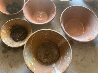 Antichi piatti in terracotta e ceramica