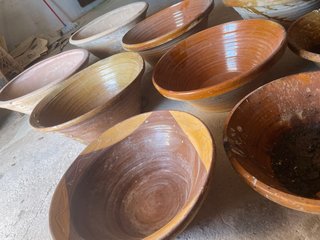 Antichi piatti in terracotta e ceramica