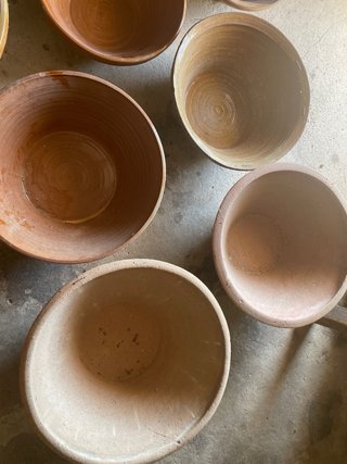 Antichi piatti in terracotta e ceramica