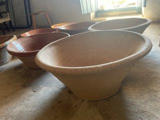 Antichi piatti in terracotta e ceramica