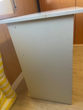 Escritorio blanco con cajón
