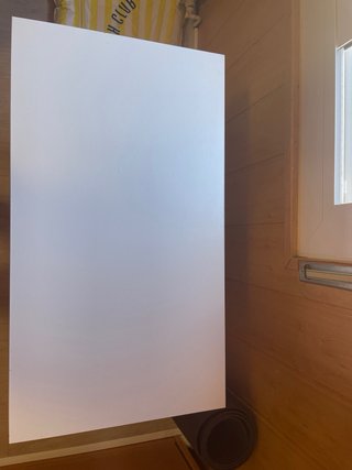 Escritorio blanco con cajón
