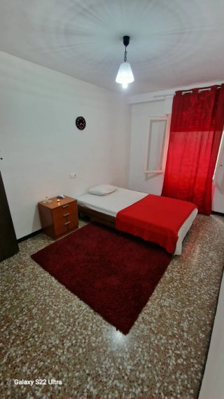 Habitación completa con cama y mesita