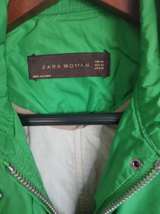 Chamarra Impermeable Zara Verde. Da poca talla