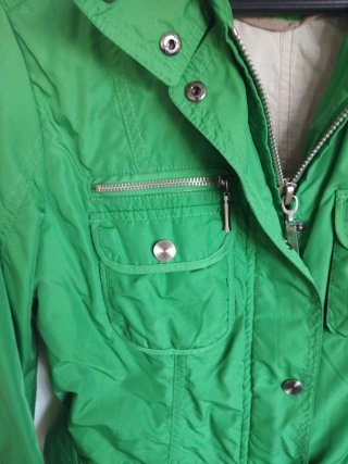 Chamarra Impermeable Zara Verde. Da poca talla