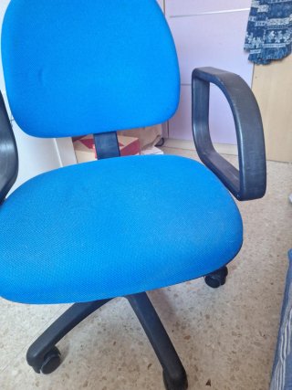 Silla de oficina azul con ruedas