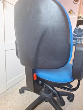 Silla de oficina azul con ruedas