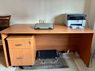Escritorio y cajonera de madera.
