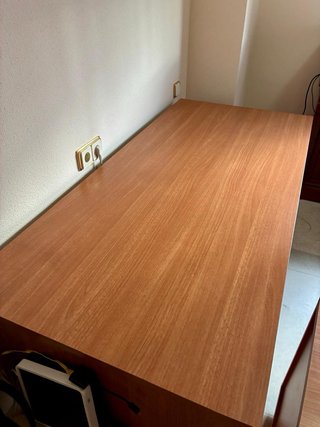 Escritorio y cajonera de madera.