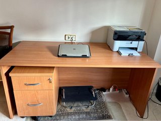 Escritorio y cajonera de madera.