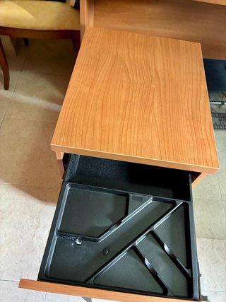 Escritorio y cajonera de madera.