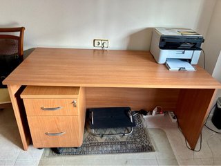 Escritorio y cajonera de madera.