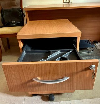 Escritorio y cajonera de madera.