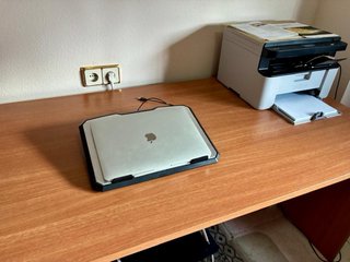 Escritorio y cajonera de madera.