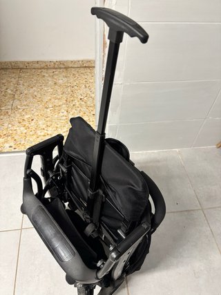 Carro de paseo negro plegable para avión y viaje.